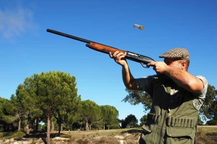 Cacciatore con fucile semiautomatico